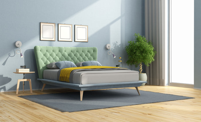 Schlafzimmer mit modernder Wandfarbe