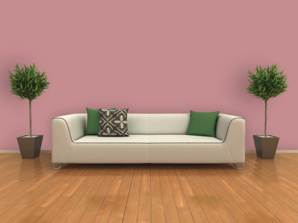 Couch vor Wand mit AlpenKalk Kalkfarbe in Alpenrosen-Rot