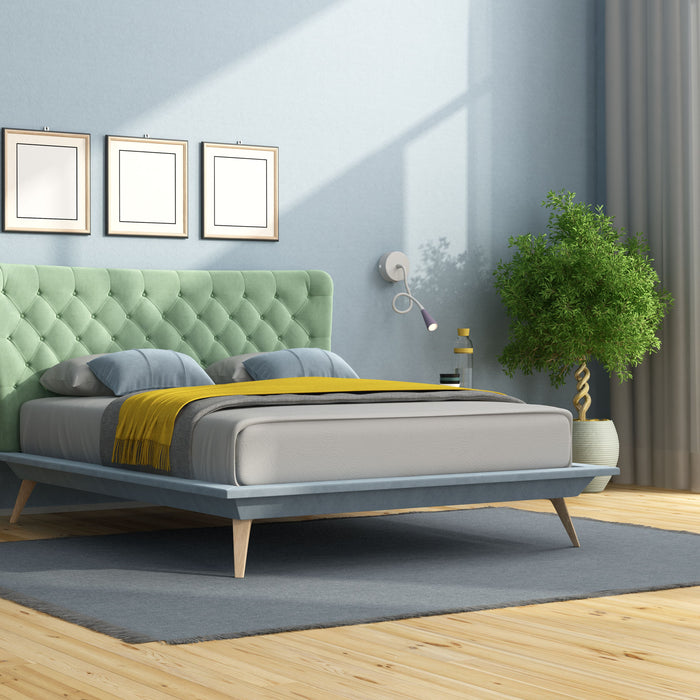 Schlafzimmer mit modernder Wandfarbe