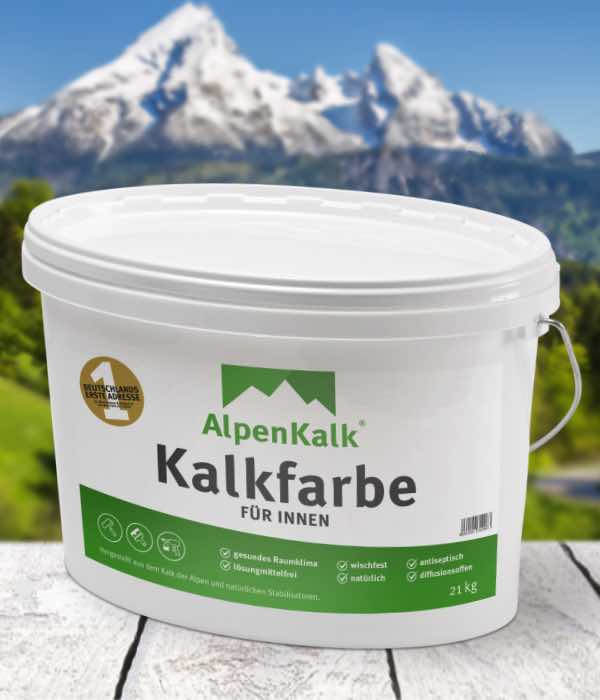 Alpenkalk Kalkfarbe für innen vor einem Bergpanorama