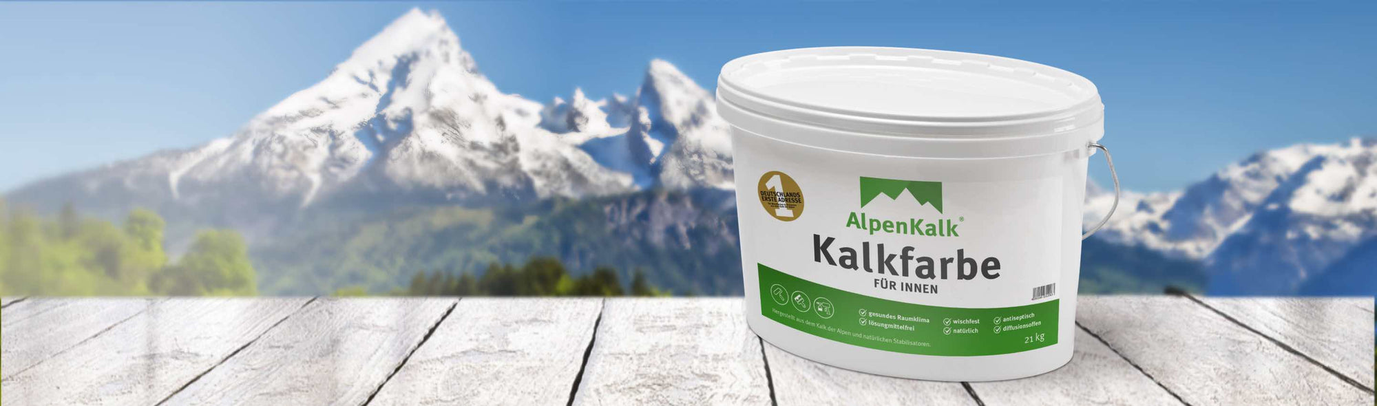 Alpenkalk Kalkfarbe für innen vor einem Bergpanorama 