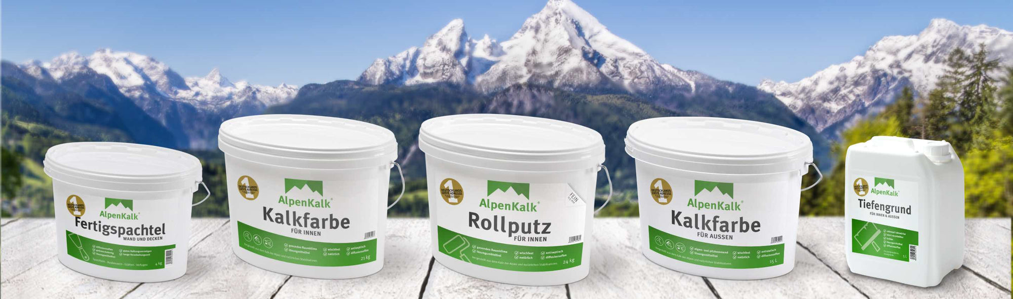 Alpenkalk Produktpalette vor einem Bergpanorama