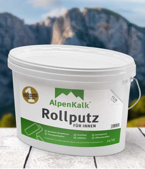 Alpenkalk Rollputz für innen vor einem Bergpanorama