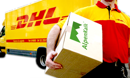 DHL Postbote liefert Alpenkalk Paket
