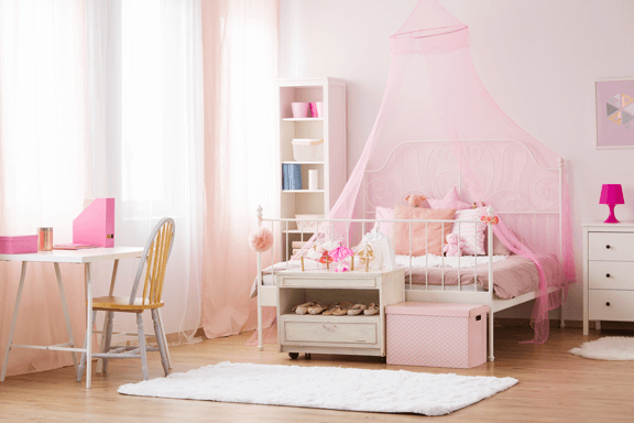 Kinderzimmen von Innen mit Bett und Tisch und rosa gestrichen