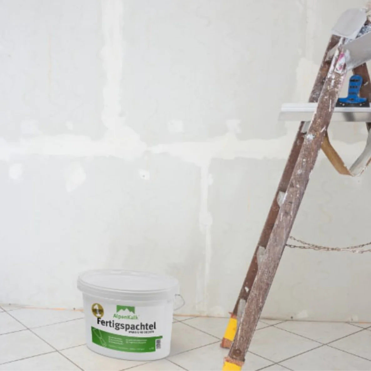 Mit AlpenKalk Fertigspachtel verspachtelte Wand